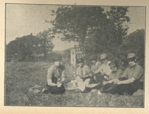 Bexhill Chronicle 7.10.1916 Land Girls enjoying their lunch break