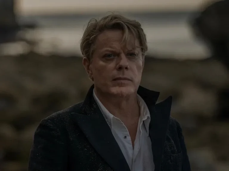 Suzy Eddie Izzard in Six Minutes to Midnight