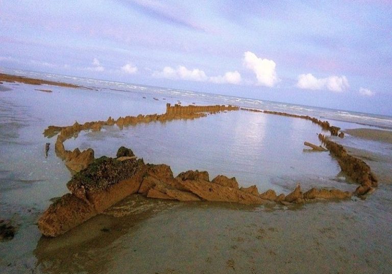 VOC_Amsterdam_wreck_at_low_tide_(2019) A 2019 photo of the wreck of the Amsterdam at low tide.